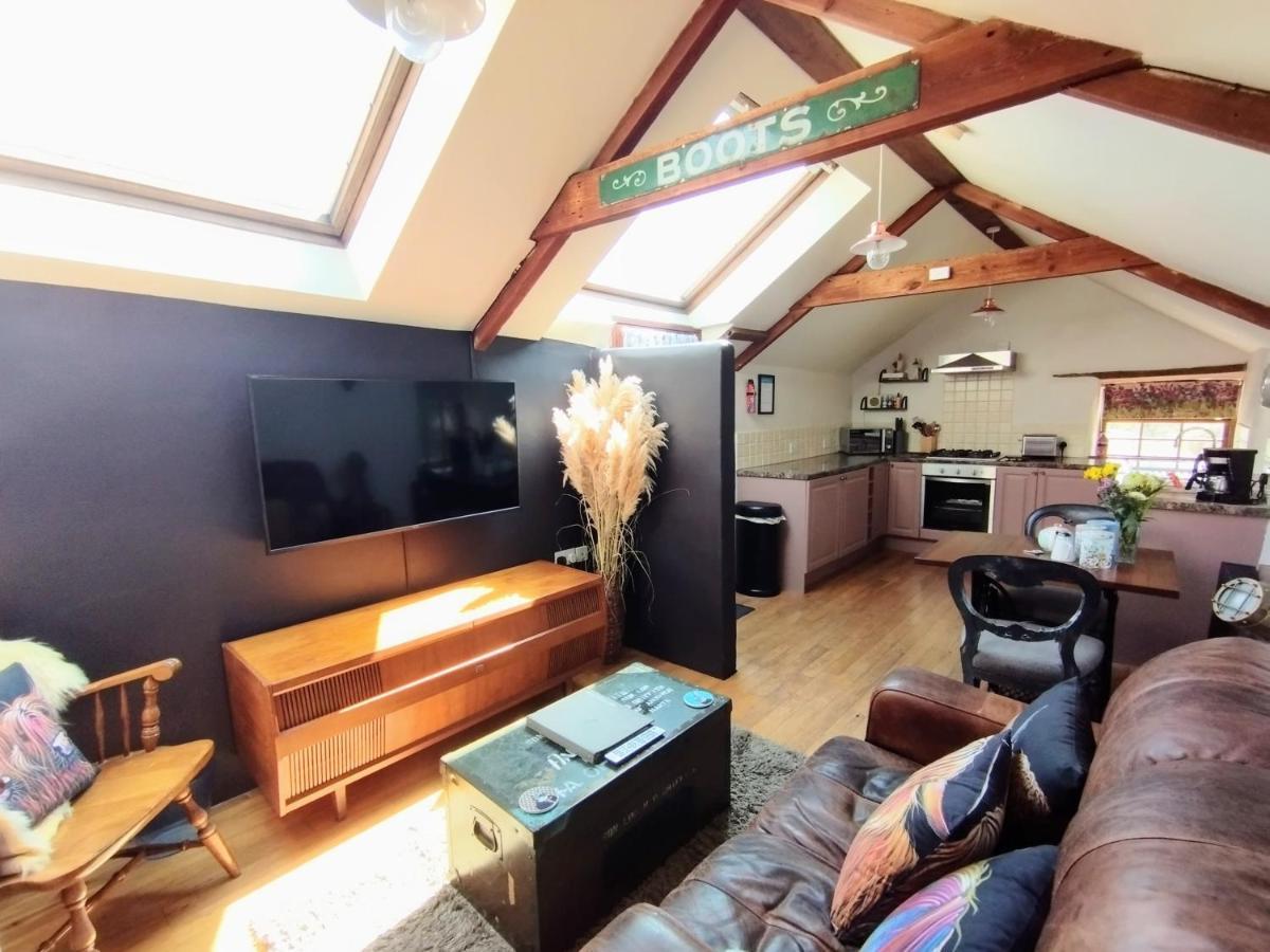 Cosy Barn On Rural Smallholding With Alpacas, Goats & Pigs Stithians Exterior foto