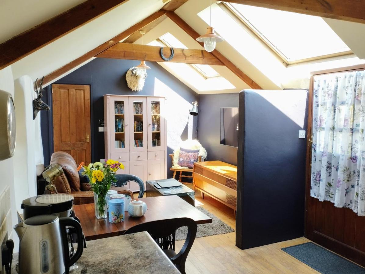Cosy Barn On Rural Smallholding With Alpacas, Goats & Pigs Stithians Exterior foto